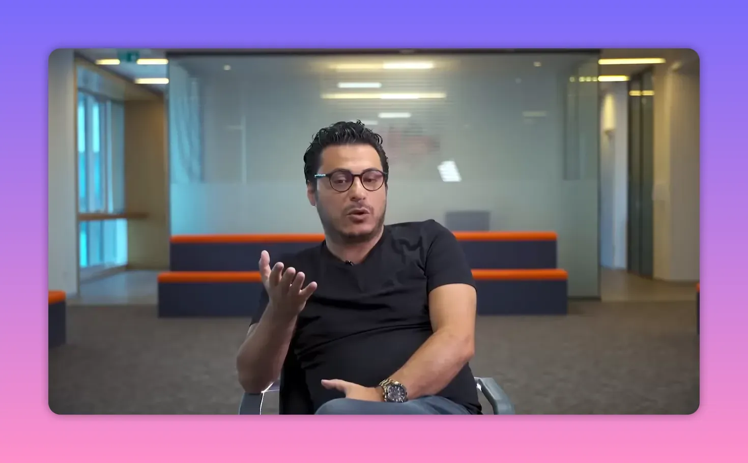 Gayrimenkul yatırım danışmanı st&uuml;dyoda konuşurken, k&uuml;&ccedil;&uuml;k şehirlerde yatırım etkisi anlatıyor