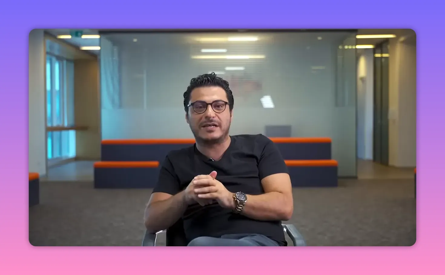 Gayrimenkulde k&acirc;rlı b&ouml;lgeler yaklaşımı hakkında konuşan sunucu st&uuml;dyo &ccedil;ekimi