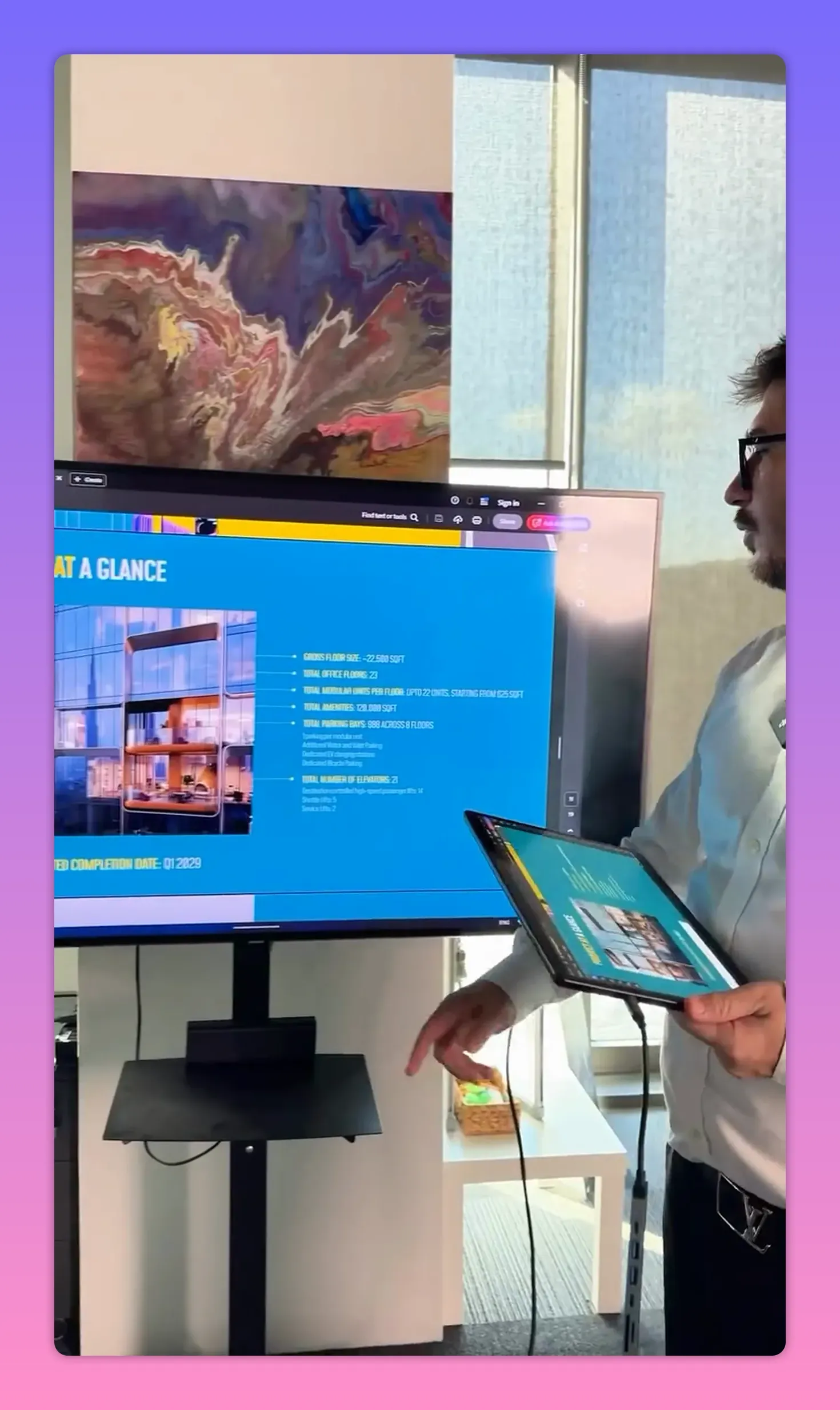 Ekranda proje &ouml;zet slaydı ve sunum yapan kişi tabletle slaydı g&ouml;steriyor