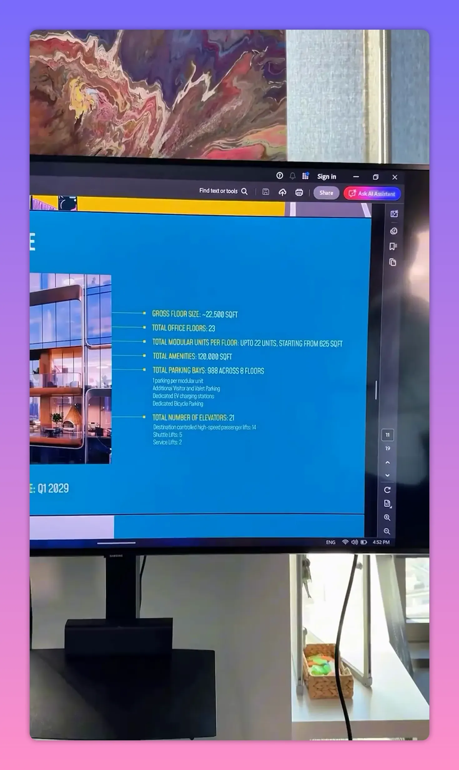Televizyonda 'Project at a glance' slaydı, kat alanı ve mod&uuml;ler birimler detayları