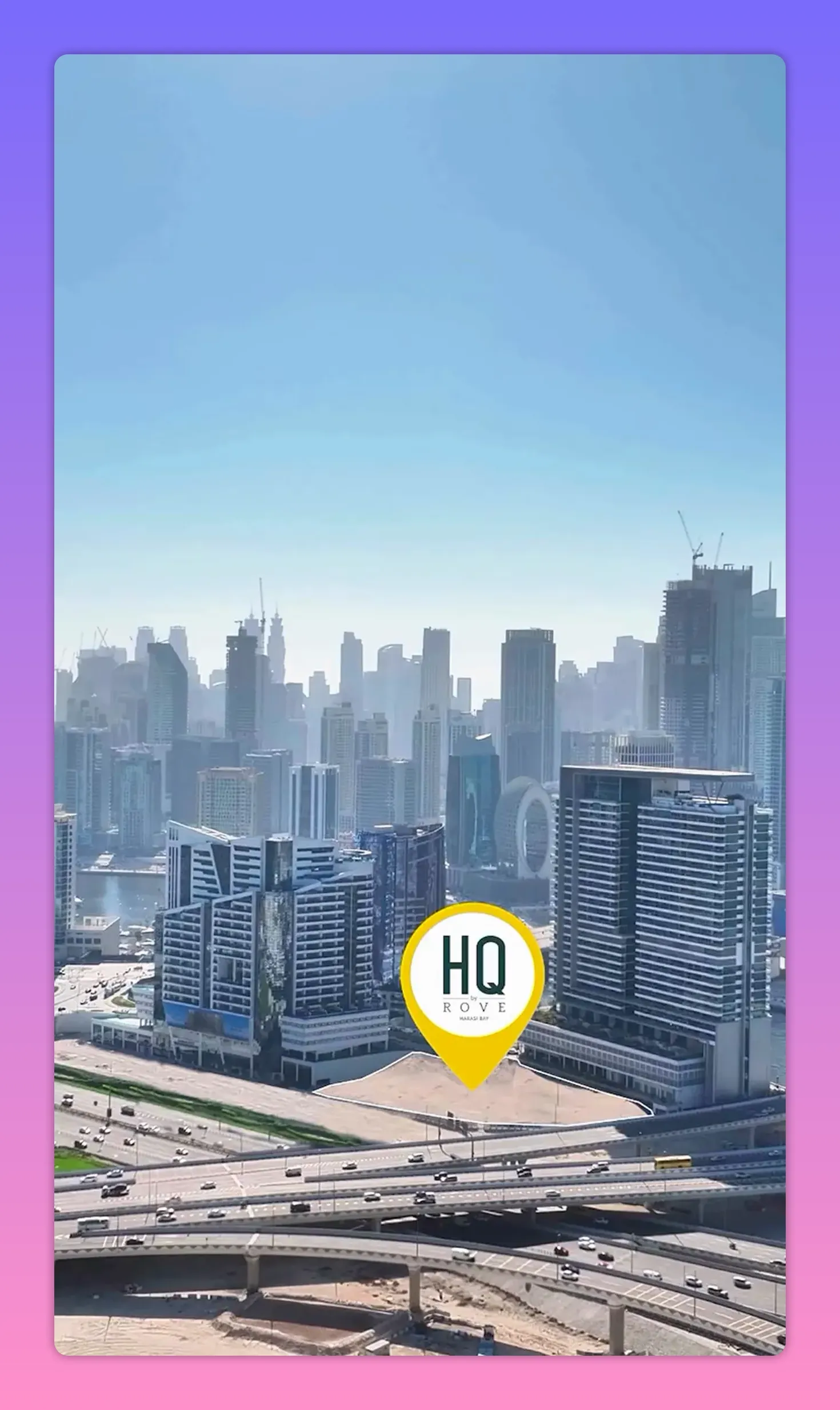 Business Bay'de HQ by Rove konum işareti, &ccedil;evre yollar ve bina manzarası