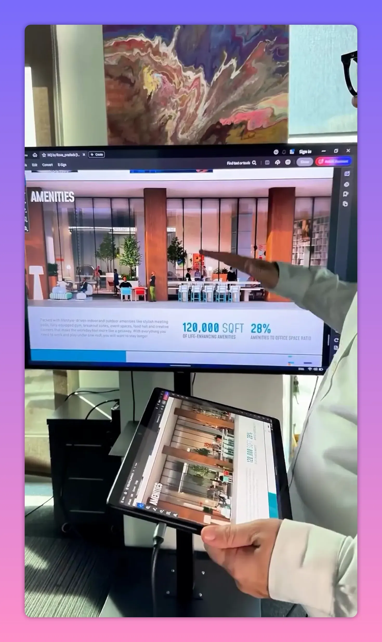 TV ekranında 'amenities' g&ouml;rseli ve elinde tablet tutan kişinin ekran yakın &ccedil;ekimi