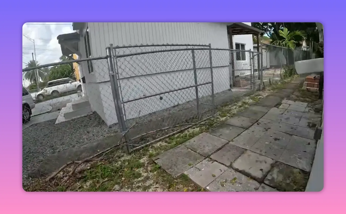 Miami&rsquo;de kiralık evin dış alanında zincirli tel &ccedil;it ve y&uuml;r&uuml;y&uuml;ş yolu g&ouml;r&uuml;n&uuml;m&uuml;