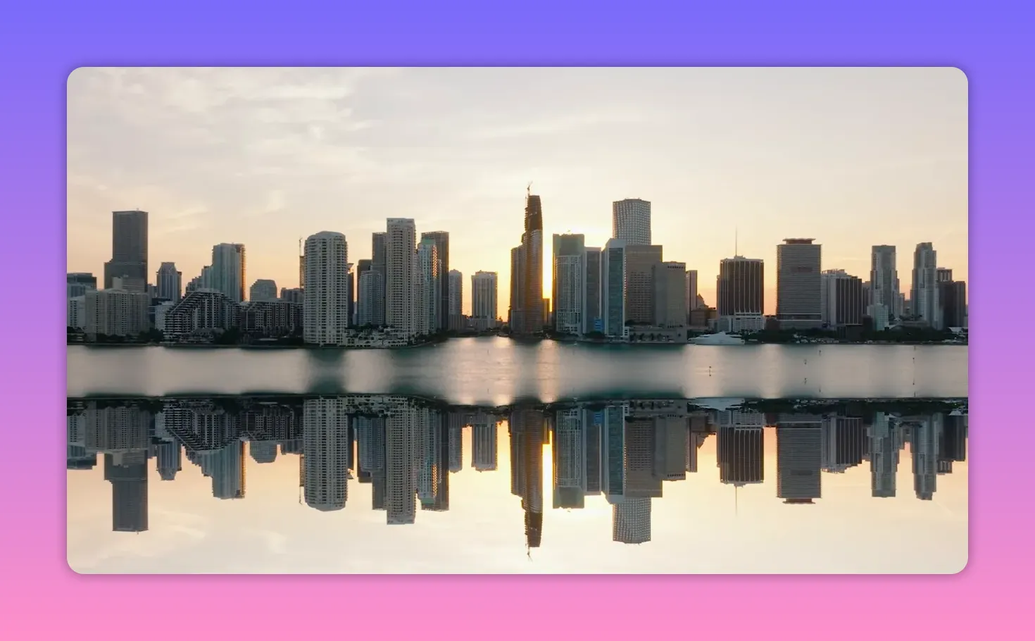 Miami şehir silueti ve su &uuml;zerinde yansıma