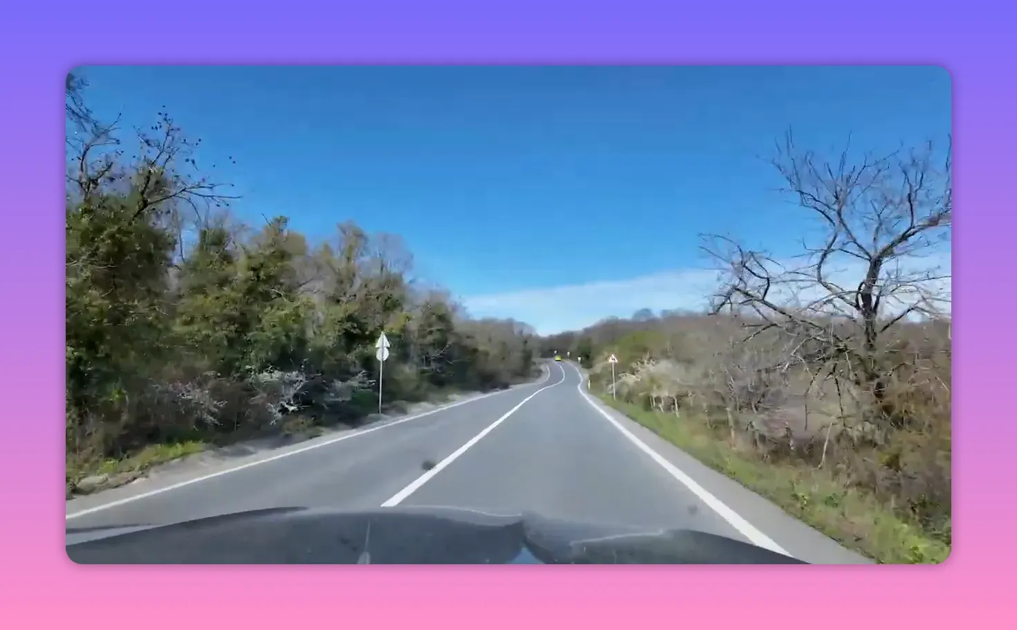 Demircik&ouml;y yakınlarında kıvrımlı yol ve yeşil doğa manzarası