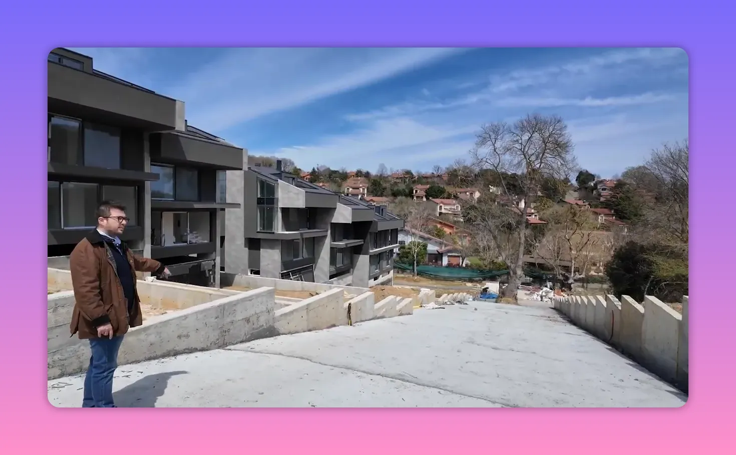 Seven Hill Villaları teras hattından villa blokları ve &ccedil;evre g&ouml;r&uuml;n&uuml;m&uuml;