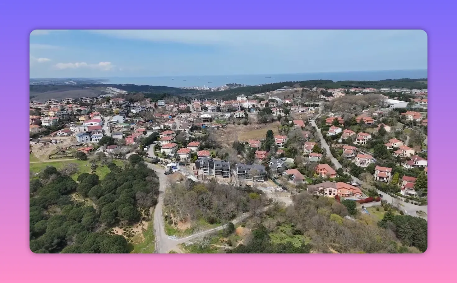 Demircik&ouml;y&rsquo;de orman dokusu i&ccedil;inde villa yerleşiminin havadan g&ouml;r&uuml;nt&uuml;s&uuml;
