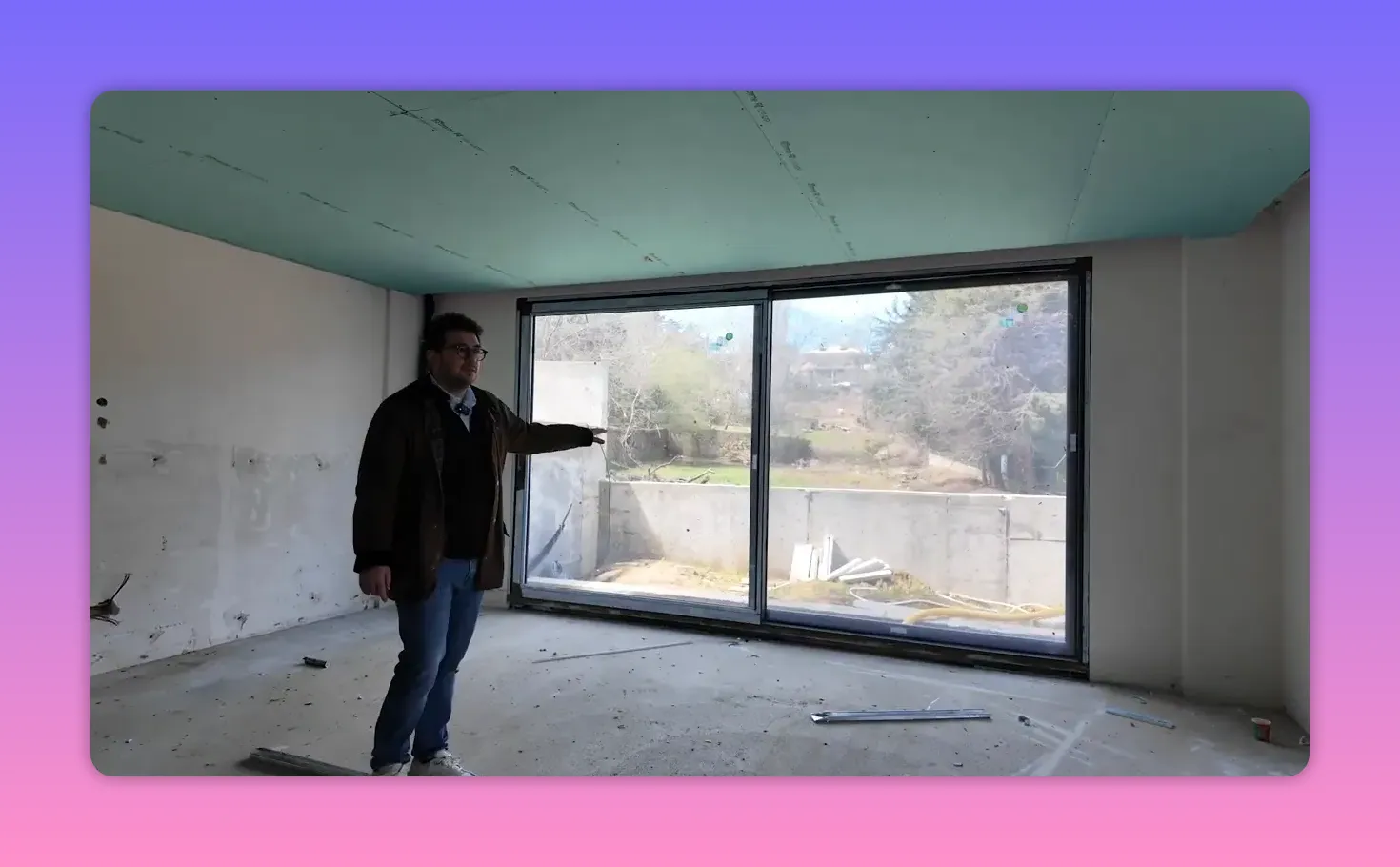 Seven Hill Villaları ikinci villa tipinde manzaraya a&ccedil;ılan b&uuml;y&uuml;k s&uuml;rg&uuml;l&uuml; cam ve inşa halindeki salon