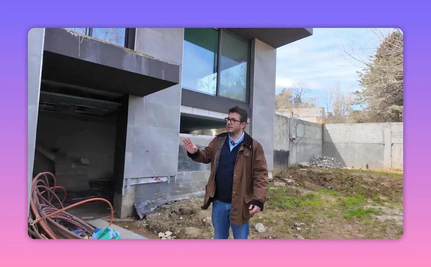 Seven Hill Villaları ikinci villa tipinde giriş alanı, dış cephe ve bah&ccedil;e &ccedil;evresi
