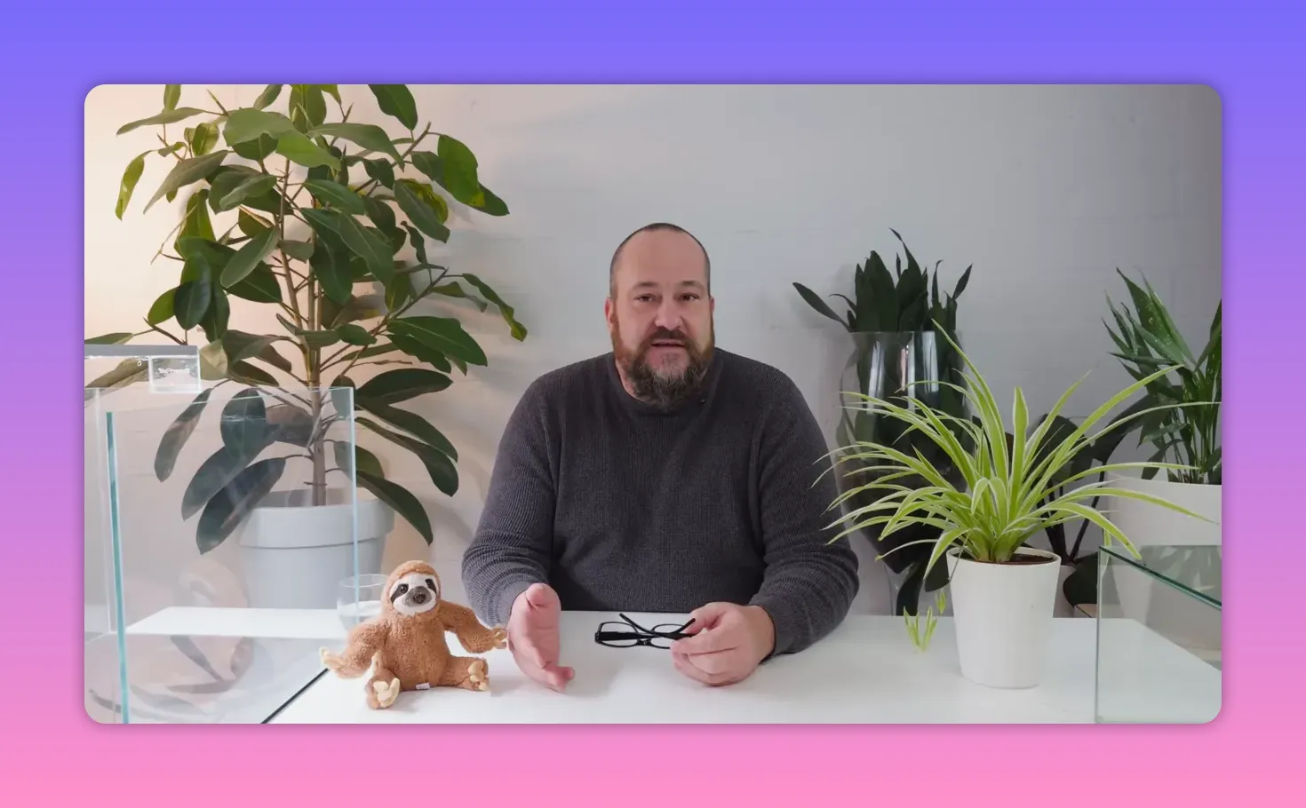 Zoo Zajac: Ein Neuanfang für Norberts Lebenswerk 3 Moderator mittig am Tisch mit Pflanzen, hält Brille, deutliche Gestik, klare Bildqualität