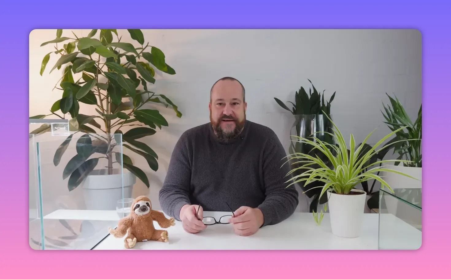 Zoo Zajac: Ein Neuanfang für Norberts Lebenswerk 5 Moderator frontal am Tisch mit Faultier-Plüschtier links, Blick zur Kamera, klare Bildqualität