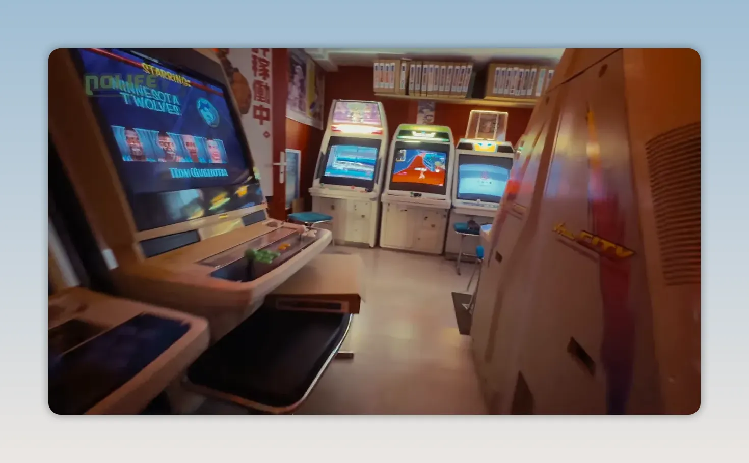Rangée de bornes d arcade blanches dans une salle aux murs rouges