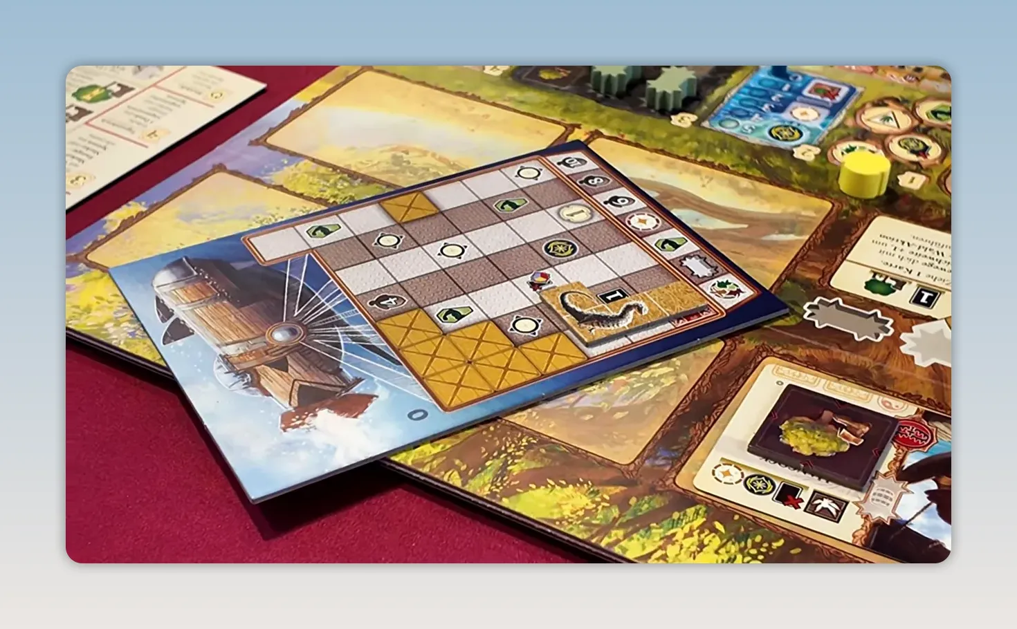 Tiefenschiff-Tableau mit Raster, eingelegten Puzzleteilen und Symbolen