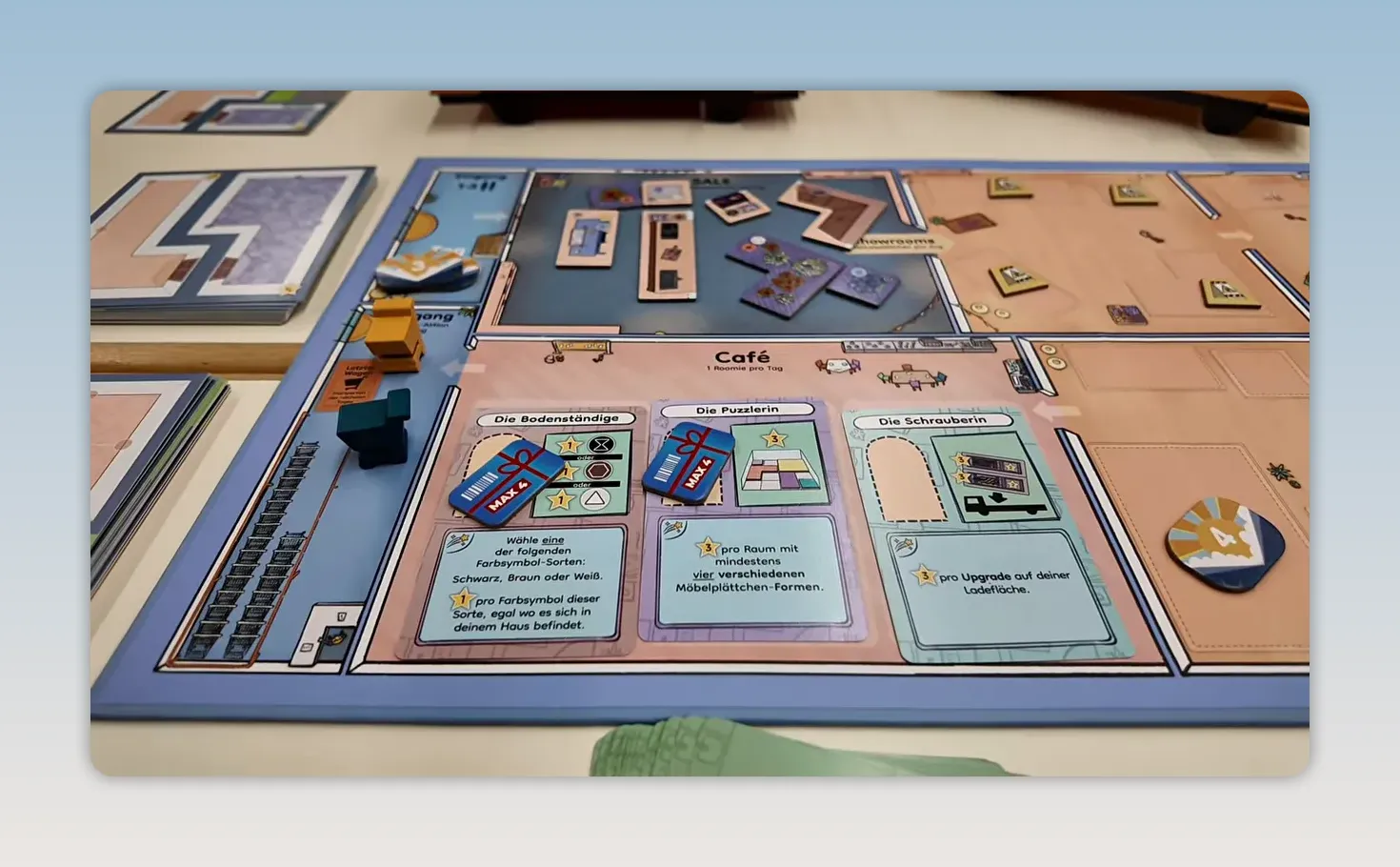 Spielplan mit Sale-Bereich, Café, Möbelplättchen und Einkaufswagen
