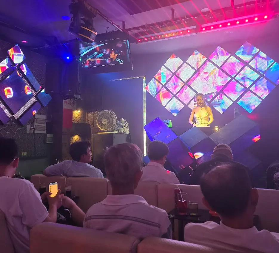 호치민 착석카페 추천 | 777 DJ Cafe