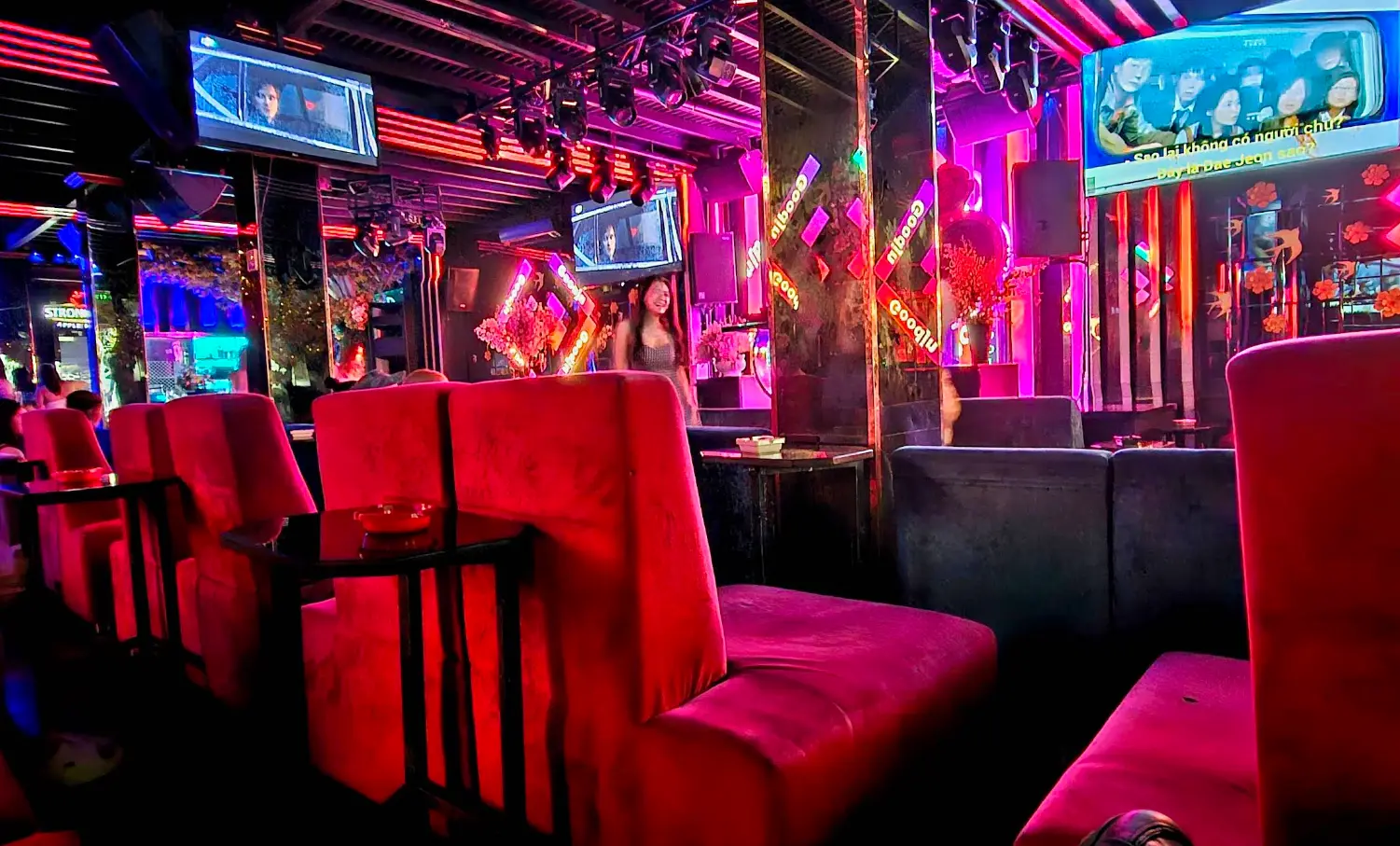 호치민 10군 DJ 카페 추천 | GooDjn DJ Coffee