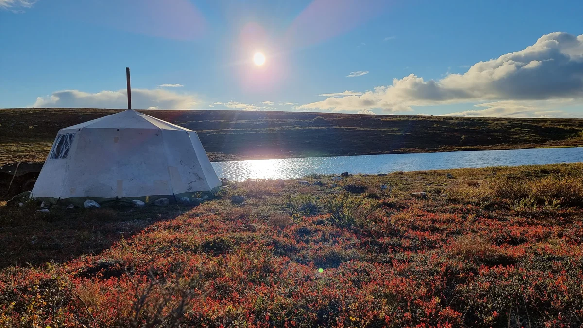 Camp med gamme/lavvu/telt - bilde 1