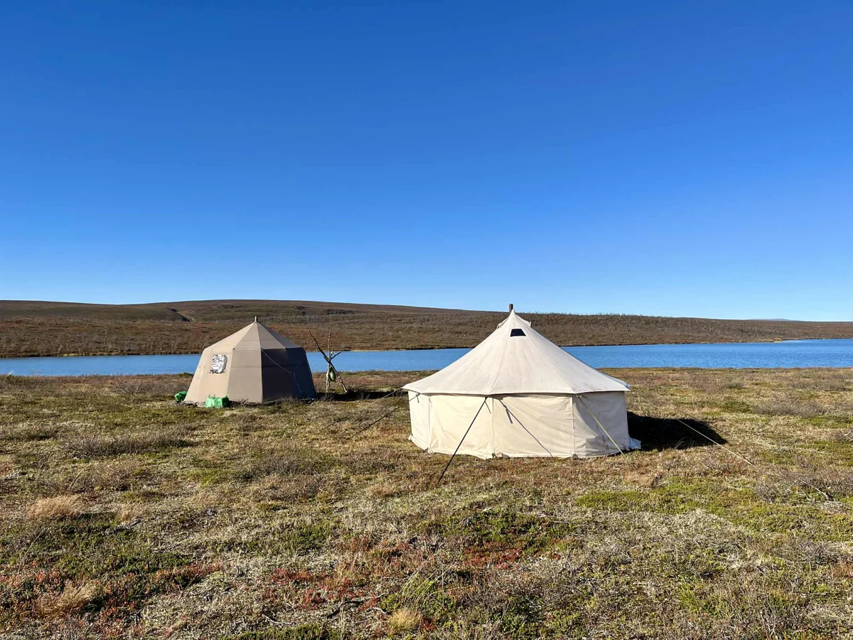 Camp med gamme/lavvu/telt - bilde 2