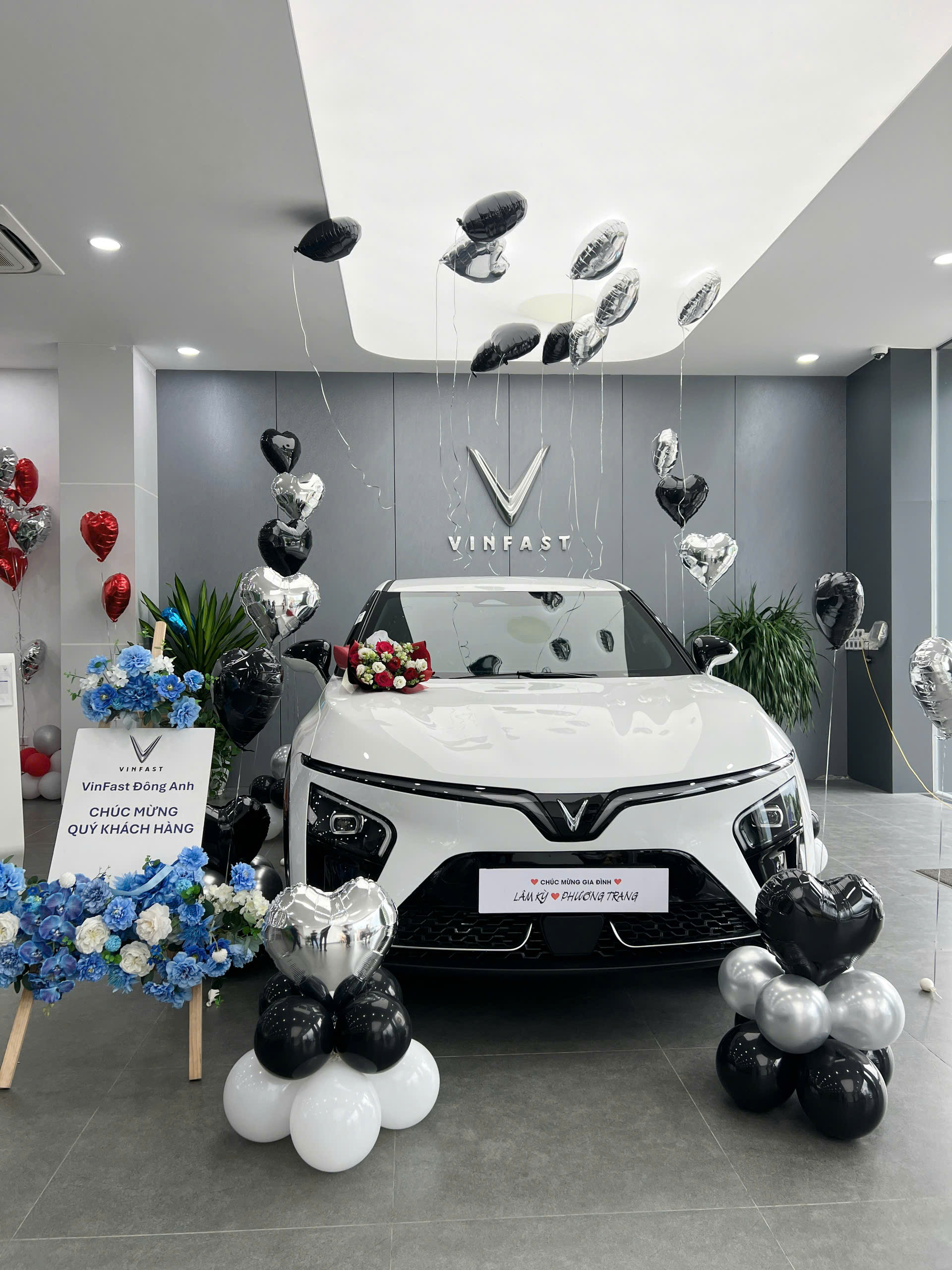 Khách hàng mua xe tại VinFast 5