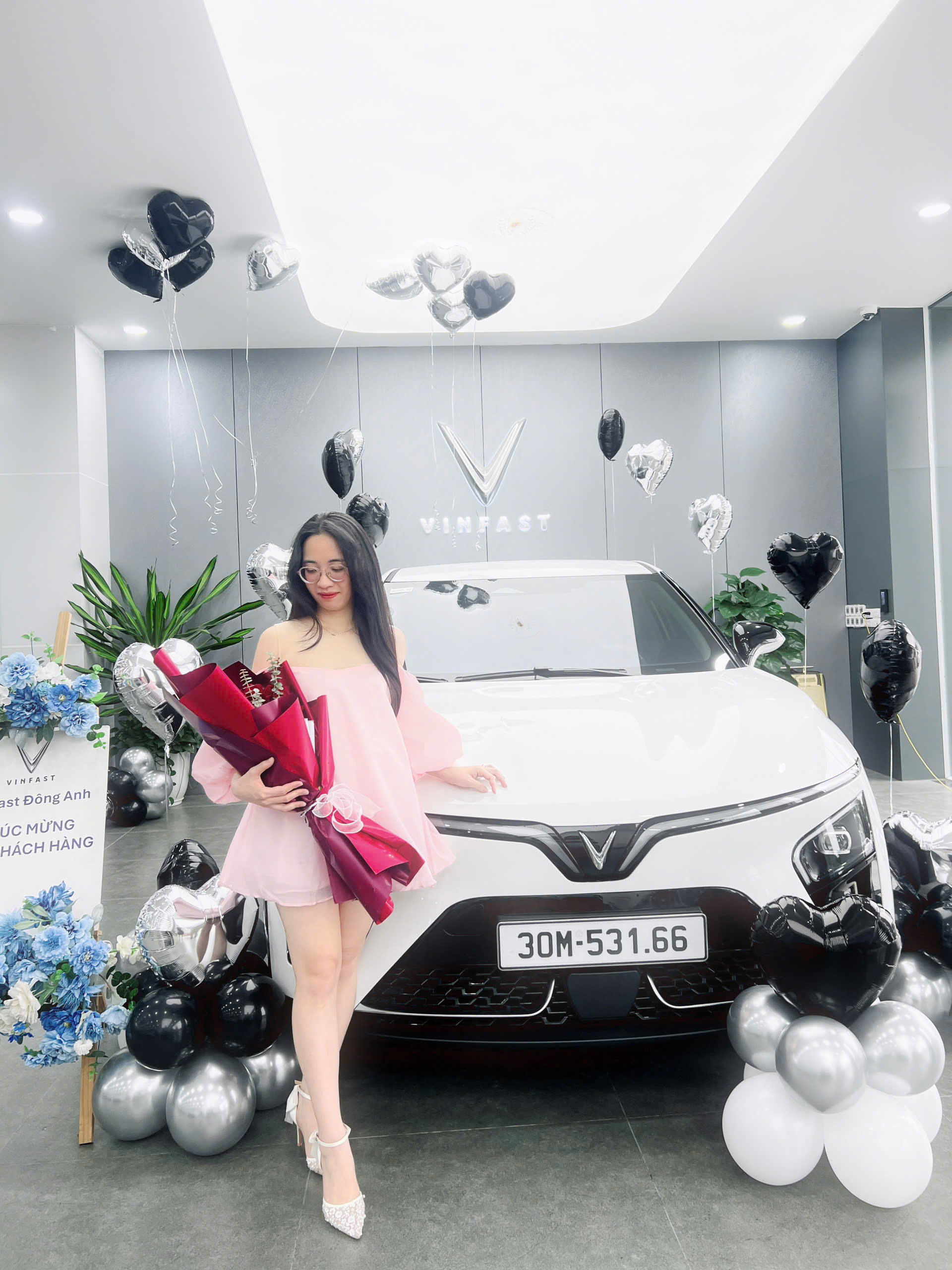 Khách hàng mua xe tại VinFast 2