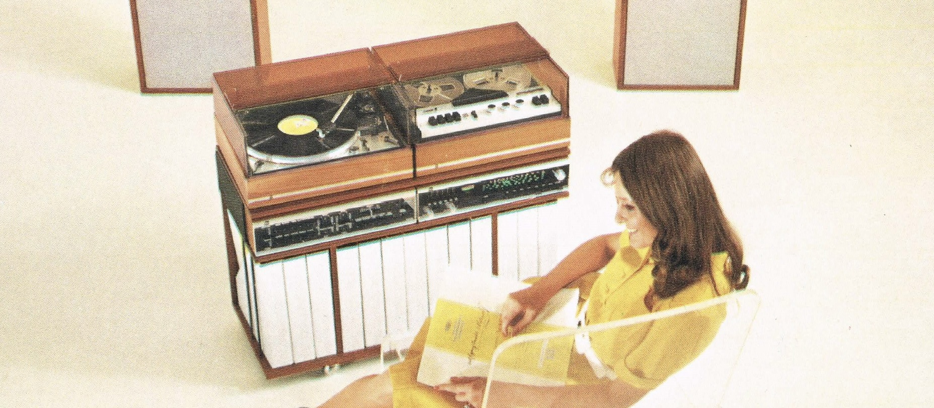 Vintage audio apparatuur op een werkbank