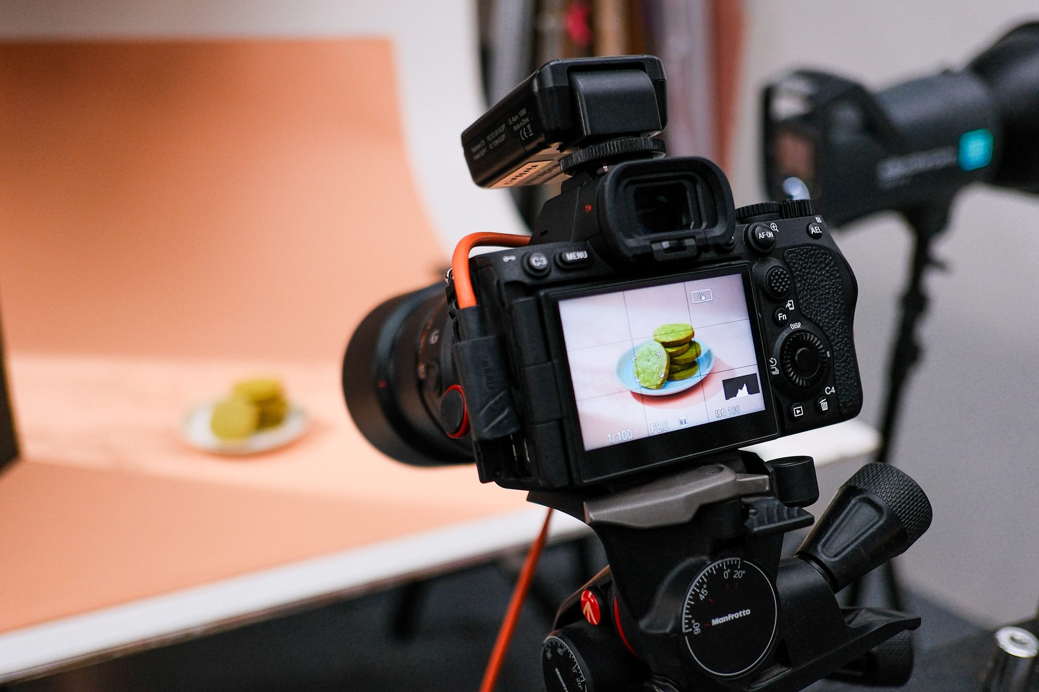 攝影團隊以鏡頭捕捉糕點細節,為手作產品提升視覺質感。