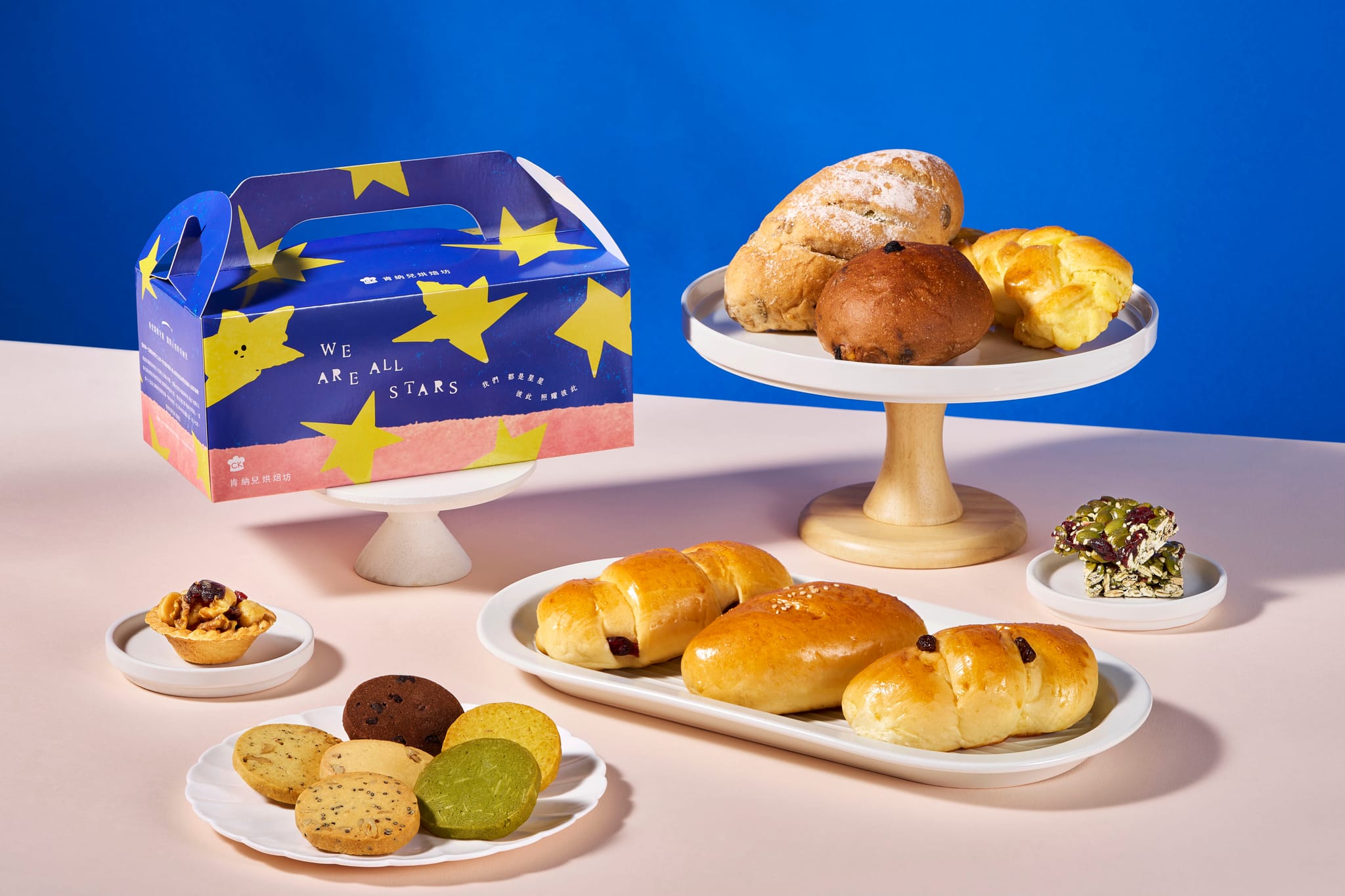 繽紛禮盒與多樣手工烘焙點心,傳遞公益伴手禮的質感與溫暖。