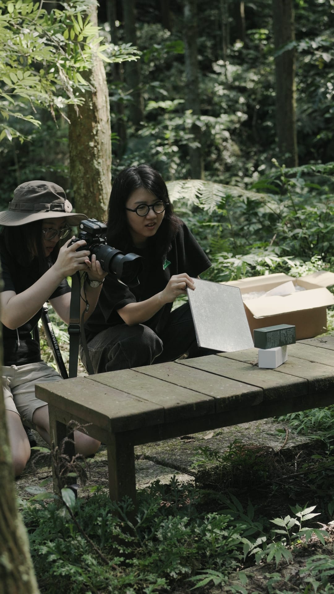 團隊在三峽禾煦熊空山林間進行產品拍攝，為「淨保養」系列還原山林情境，捕捉天然氛圍。