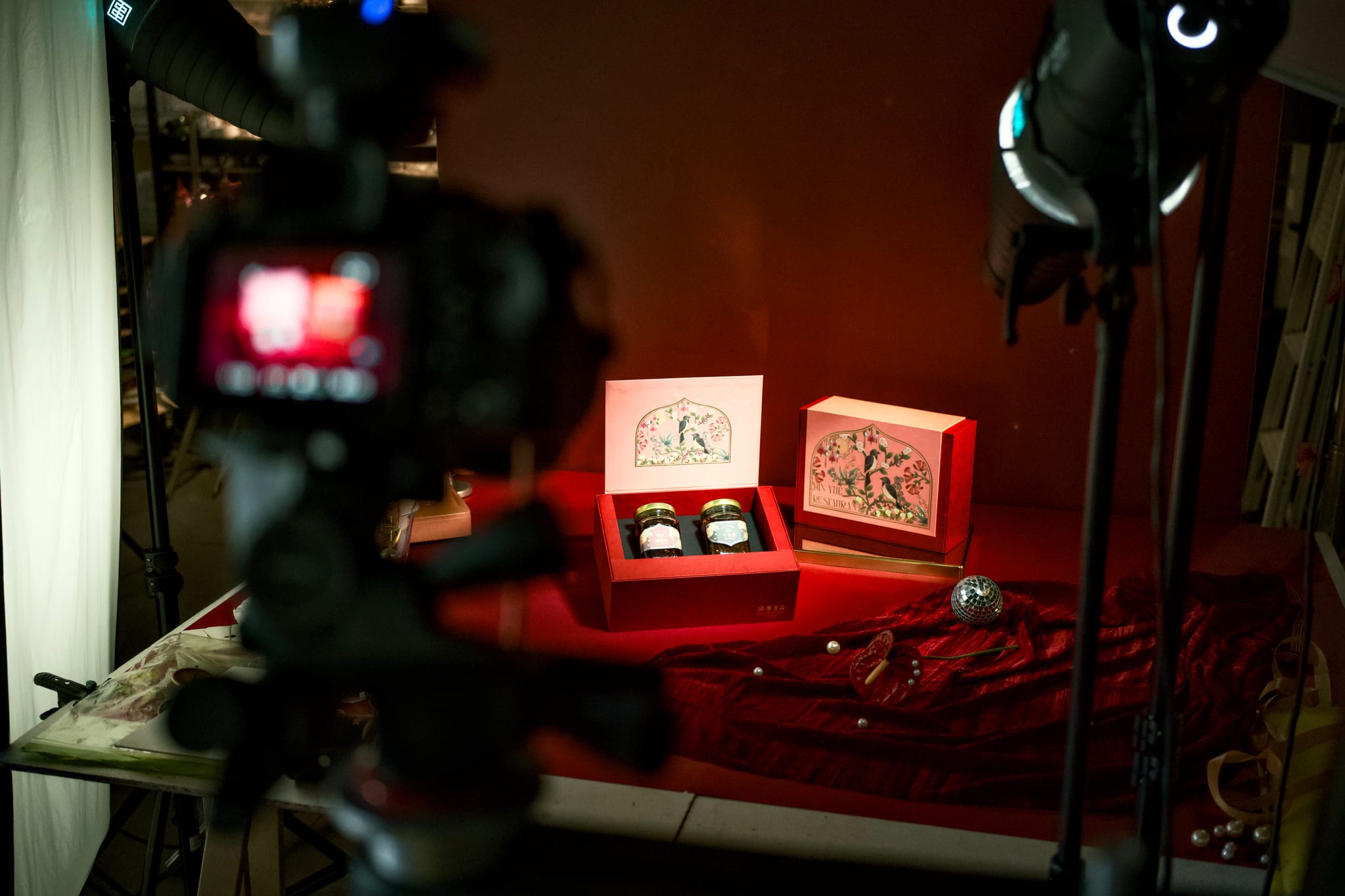 攝影師精心佈置禮盒拍攝場景，呈現其華麗與精緻感。