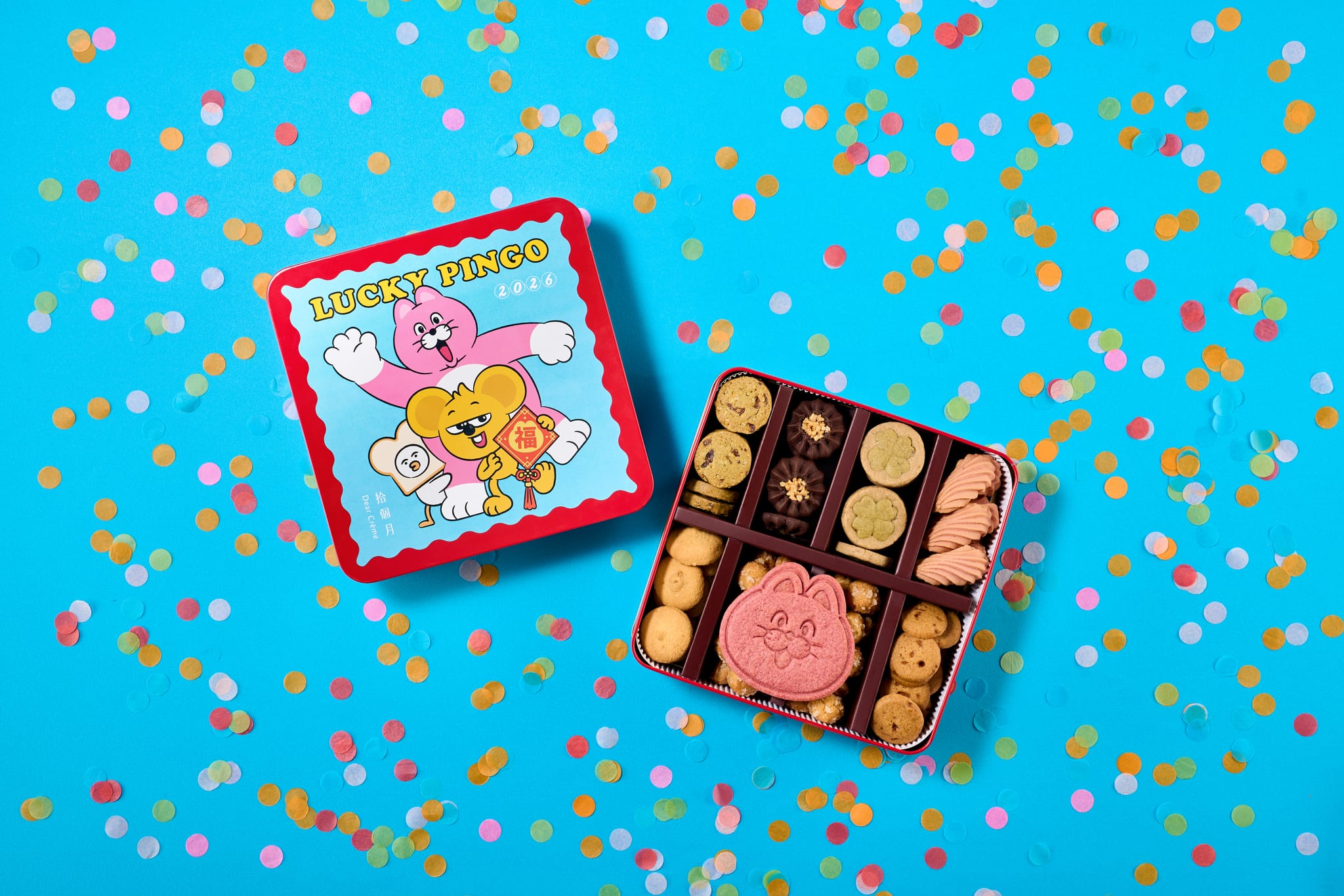 繽紛藍色背景上，聯名禮盒與ZIZONE PINGO造型餅乾。