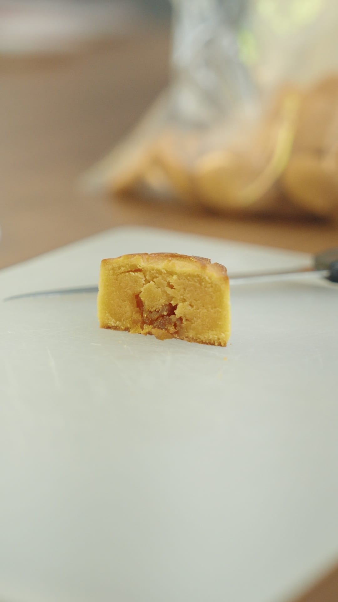 聯名糕餅切面，展示金黃酥皮與紮實奶黃鳳梨內餡。