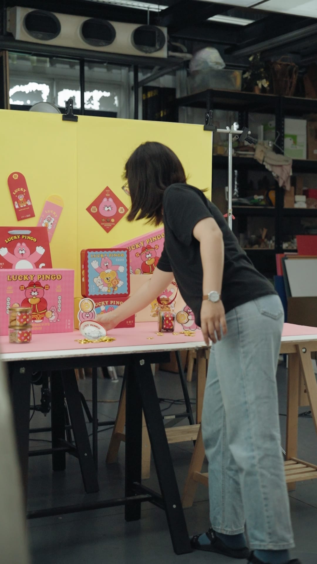 拍攝團隊在攝影棚內仔細擺設聯名禮盒與背景。