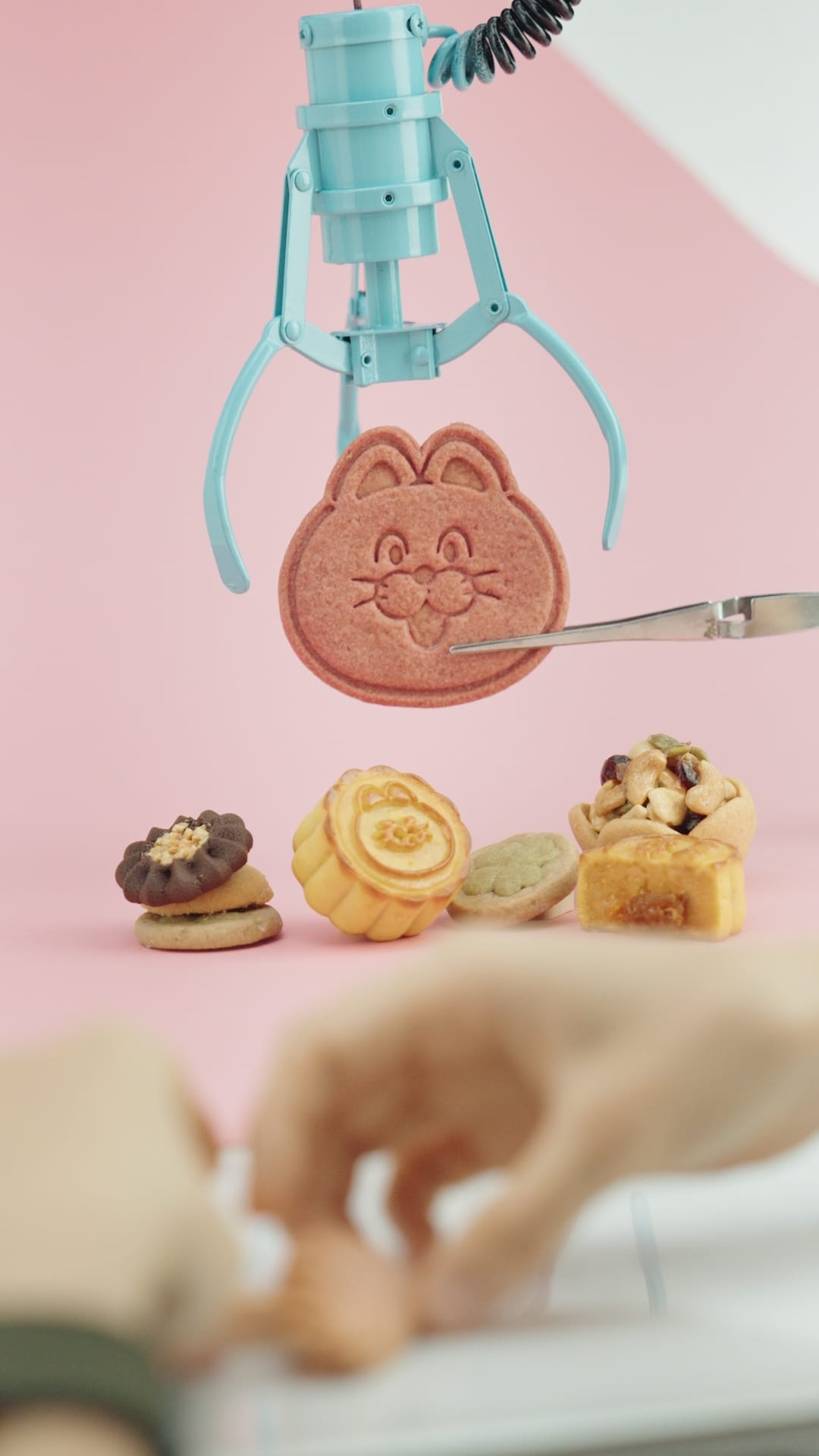 ZIZONE聯名餅乾透過夾娃娃機呈現，展現禮盒趣味性。