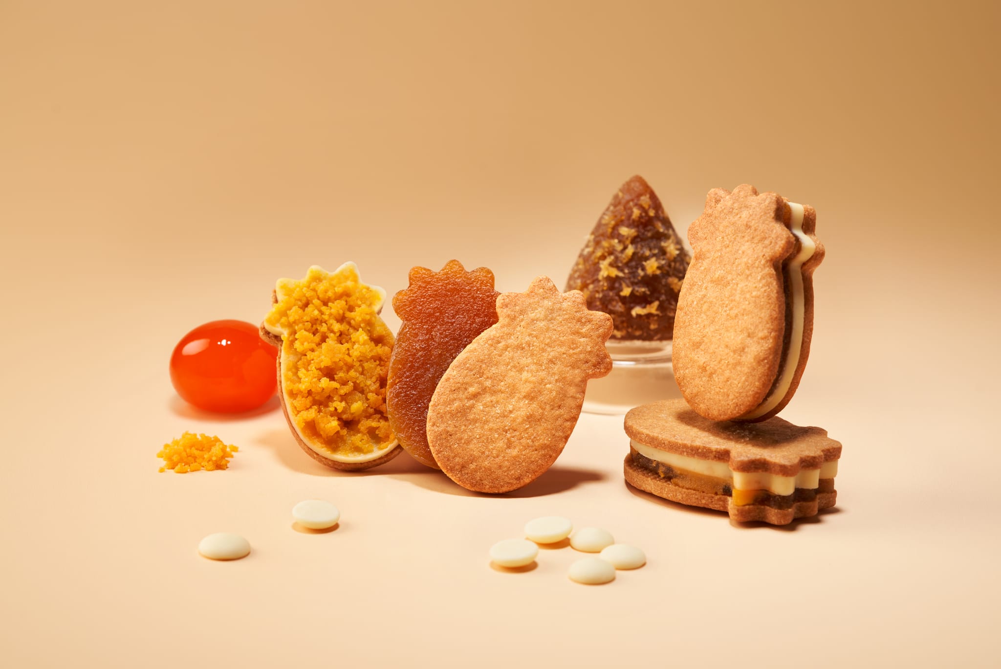 精緻擺設的鳳梨造型甜點，呈現白雪鳳梨酥的組件：金黃鹹蛋黃、白巧克力，與手工鳳梨餡，體現對食材的堅持。