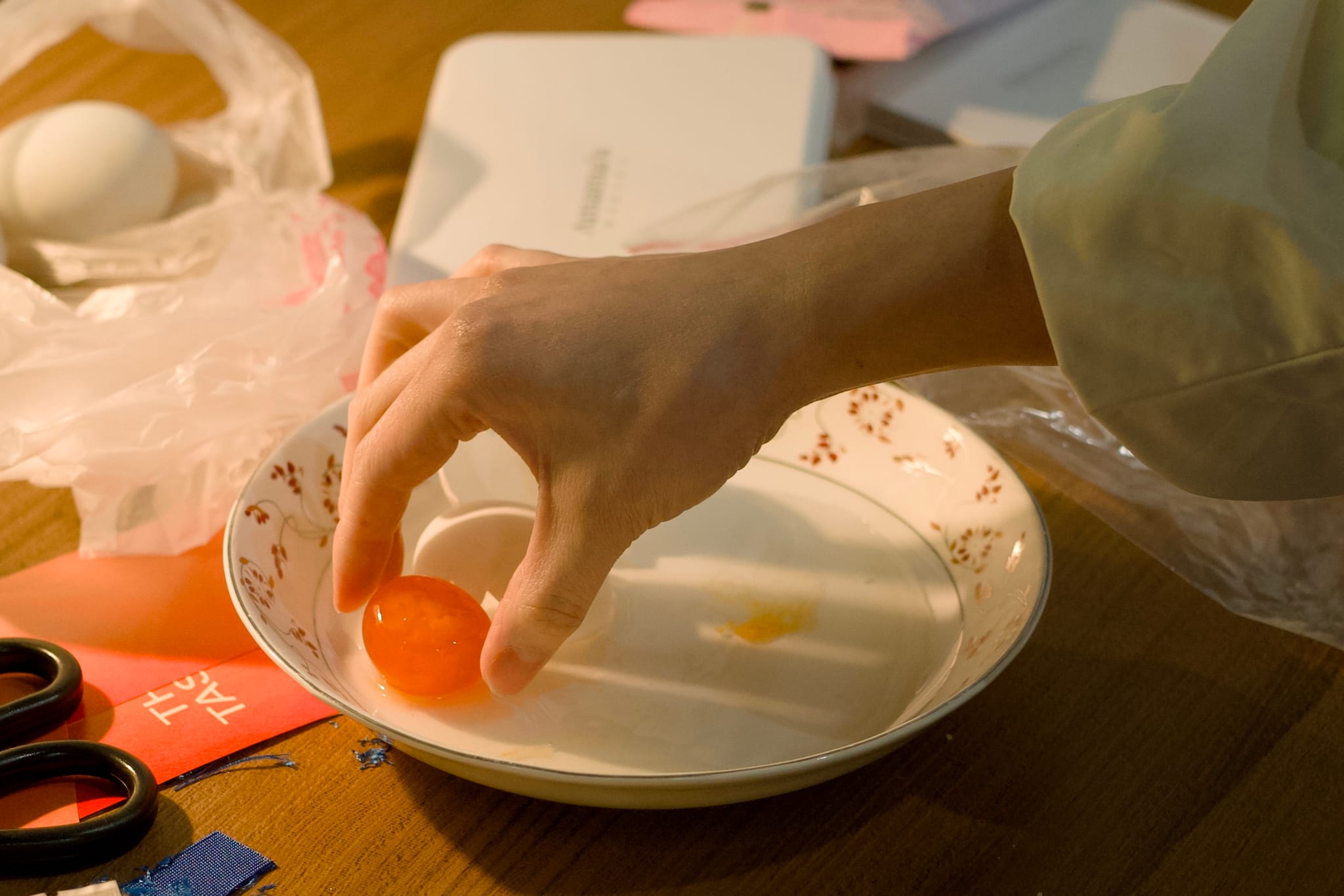 手工取出新鮮鴨蛋黃，這是A瑪麻自製鹹蛋黃的關鍵步驟之一。
