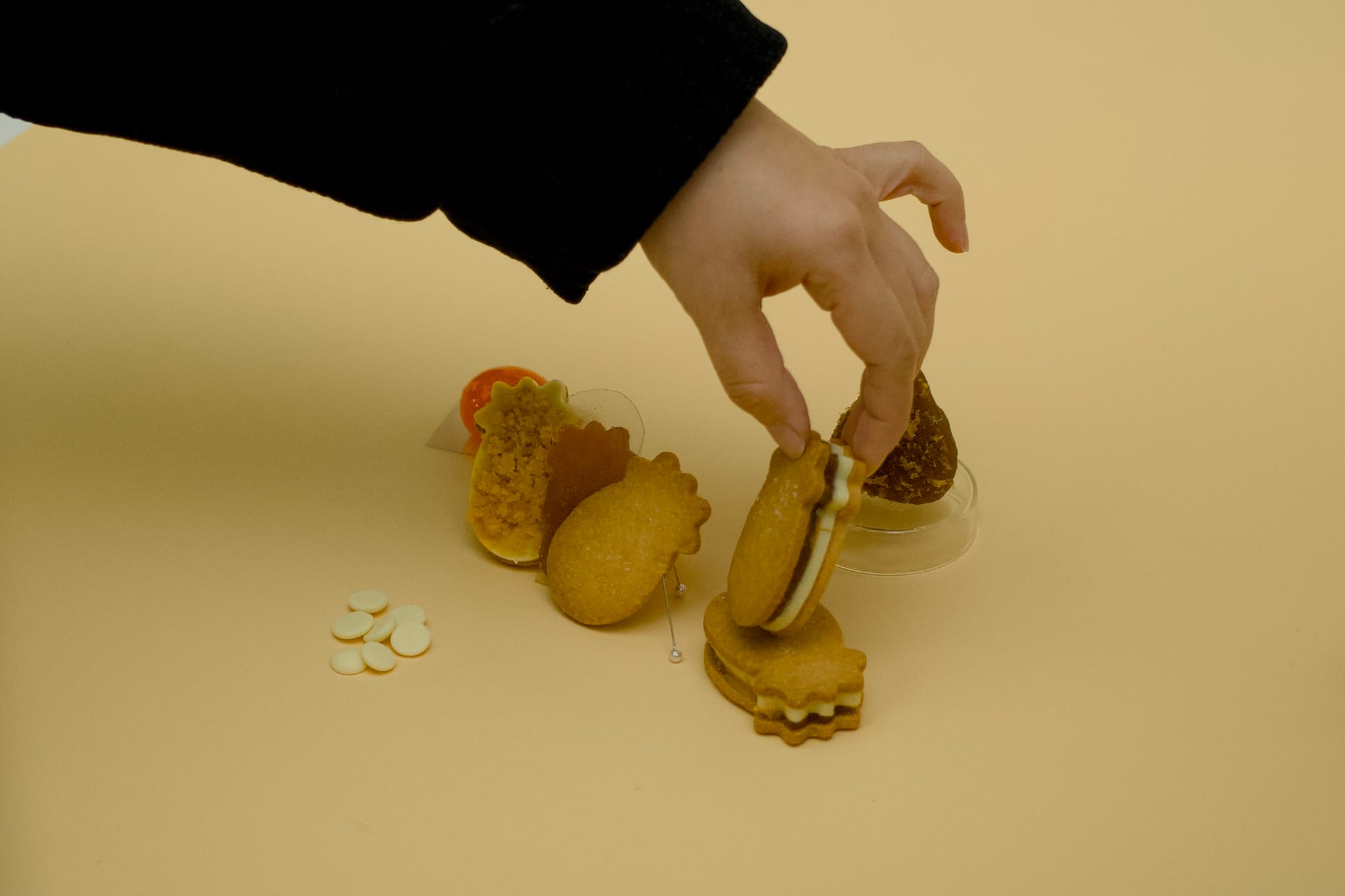 拍攝新年禮盒時，攝影師正細膩擺放手工鳳梨酥。