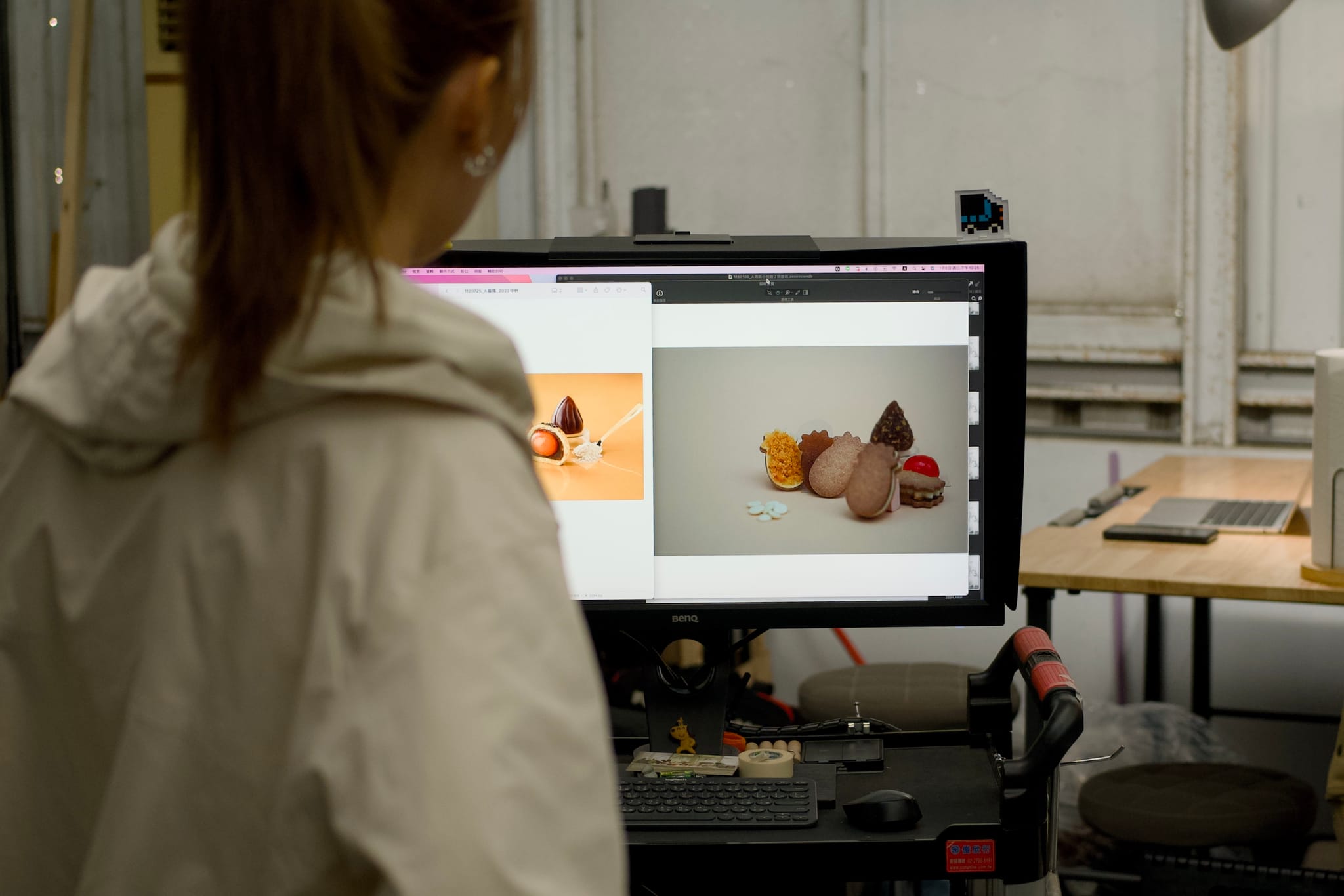 團隊成員專注於螢幕上，細心確認甜點產品的攝影細節與呈現效果。