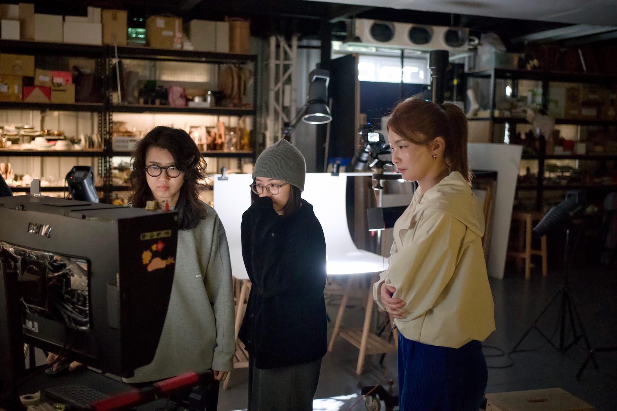 攝影師與助理和A瑪麻一同確認水果牛軋糖的拍攝成果。