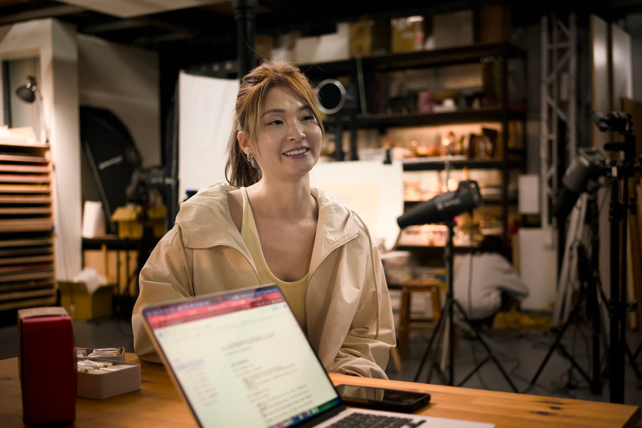 A瑪麻在攝影棚內微笑與團隊交流，分享她將對孩子的愛投入烘焙的動人故事。