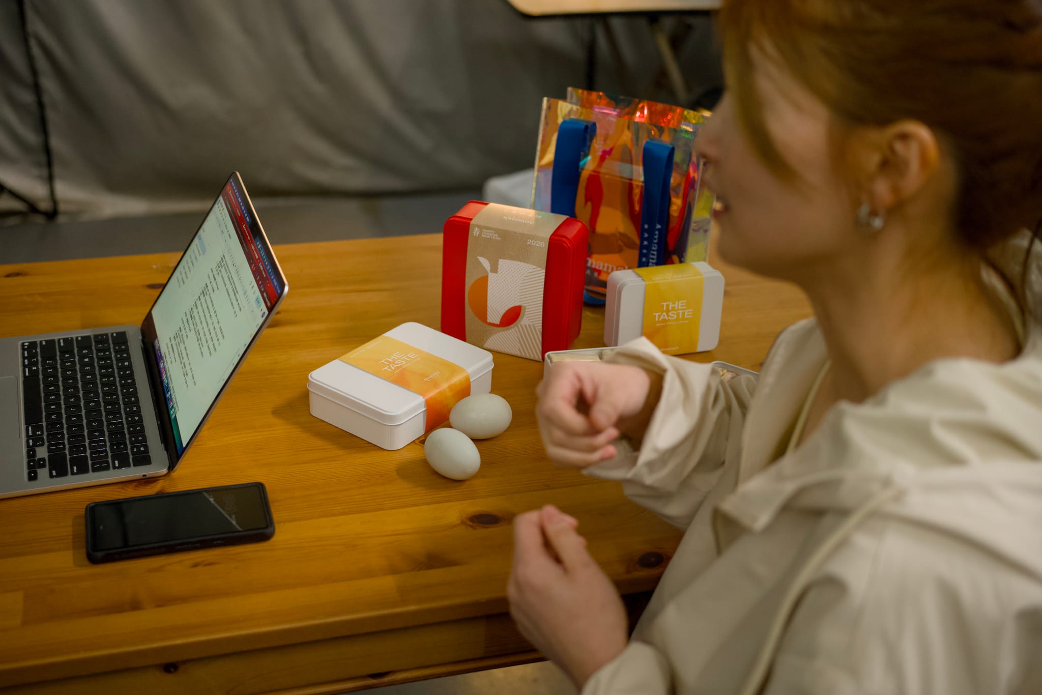 A瑪麻與團隊檢視攝影成果，桌上擺放甜點與鴨蛋。