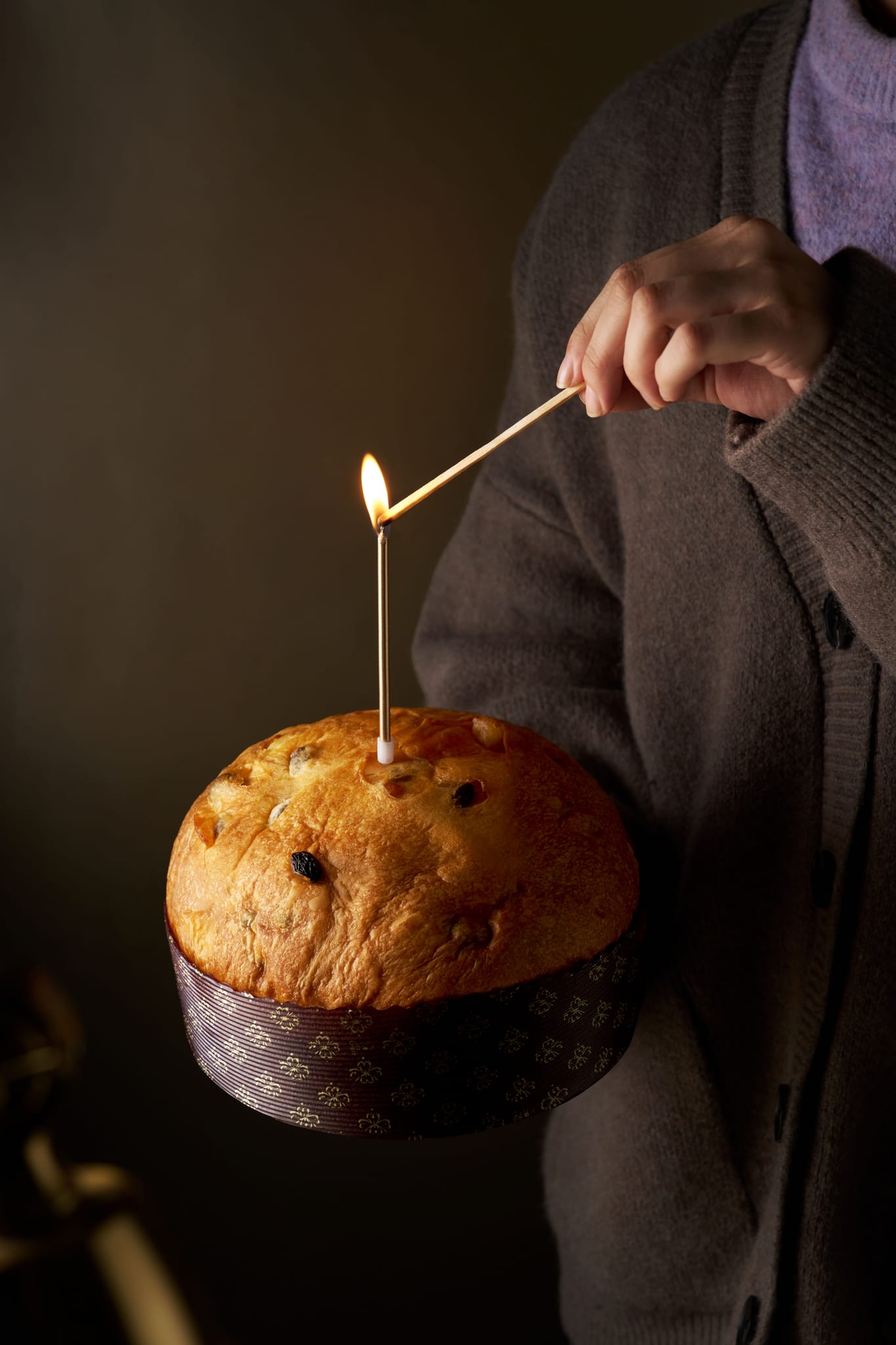 點燃燭光，象徵對傳統烘焙工藝的敬意，以及冠軍 Panettone 的璀璨榮耀。