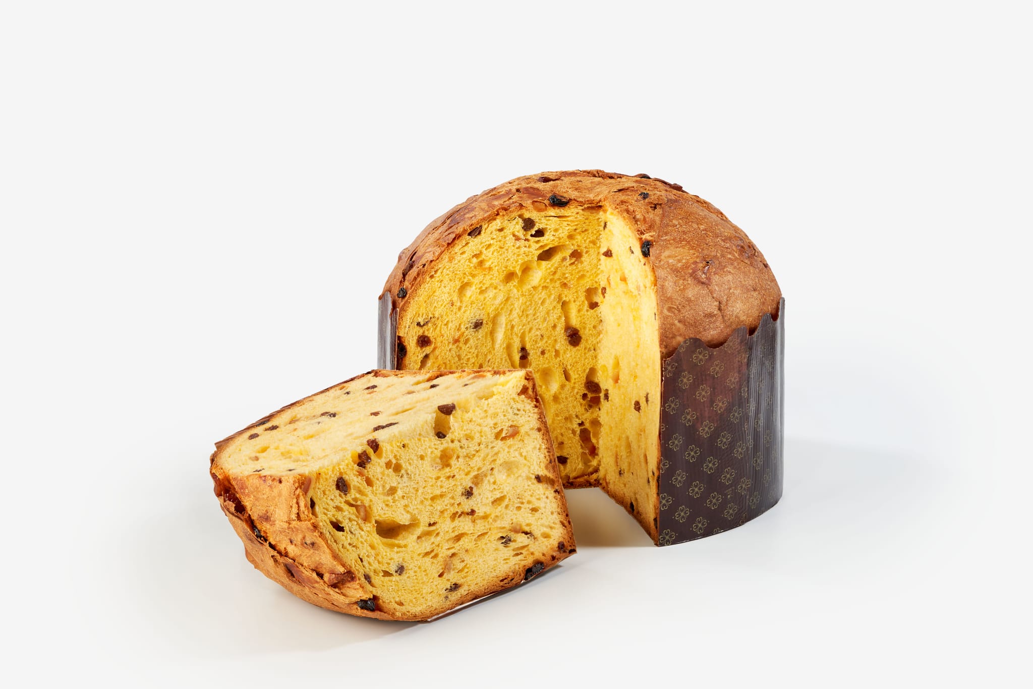 冠軍潘納朵尼切片後，展現其綿密紮實且氣孔均勻的內部組織，視覺上即能感受到其濕潤柔軟的頂級口感，呼應文章中對其工藝與品質的讚譽。