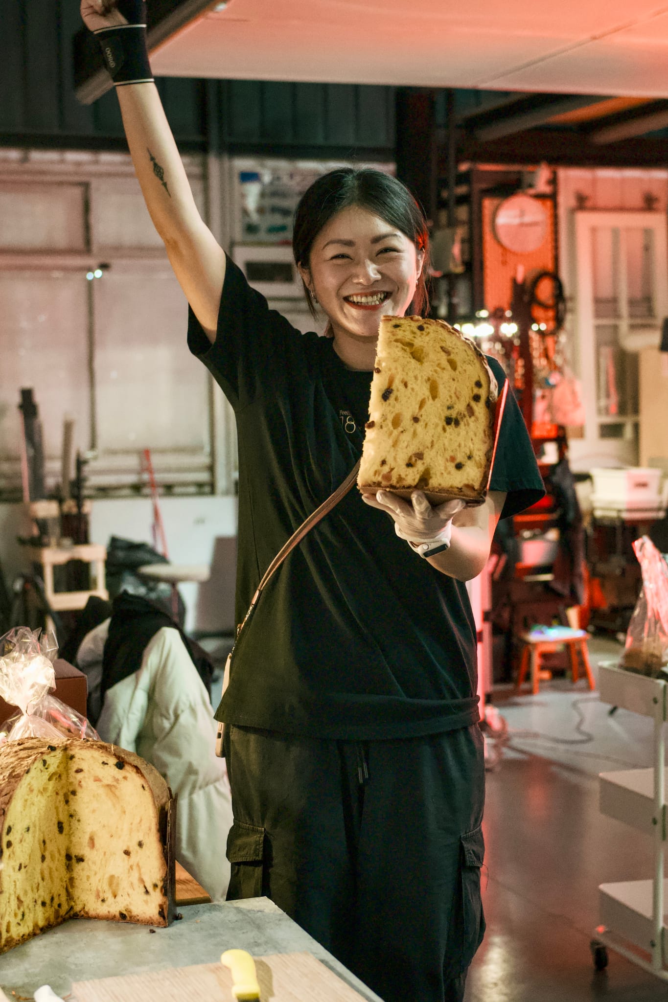 一名團隊成員興奮地展示被剖開的巨型冠軍潘納朵尼。