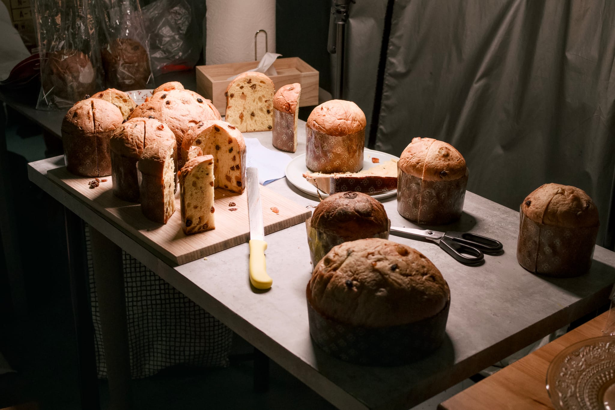 拍攝現場，大小不一的冠軍潘納朵尼麵包陳列，準備進行專業攝影。