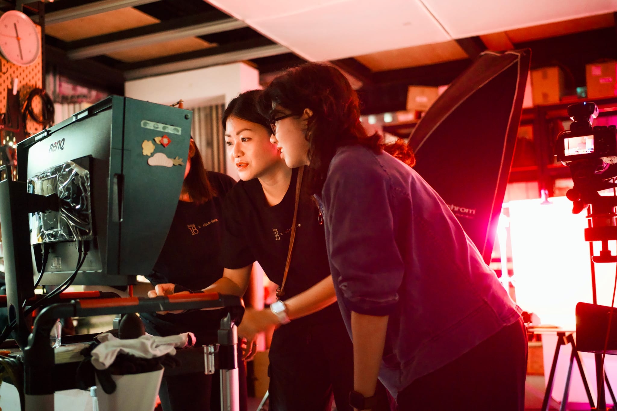 攝影師與團隊成員共同檢視冠軍潘納朵尼的拍攝細節。