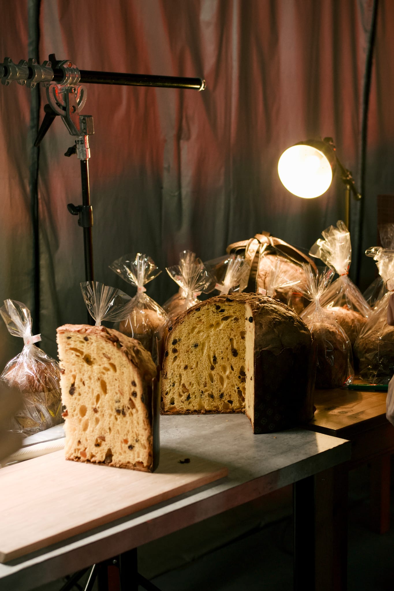 攝影棚內，專業團隊拍攝被切開的巨型冠軍潘納朵尼，展現其綿密紮實的內部結構。