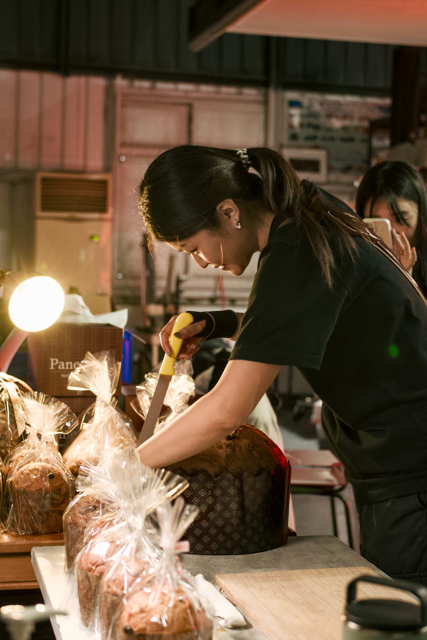 拍攝現場，工作人員正將巨大的冠軍潘納朵尼切開，展現其精緻內部。