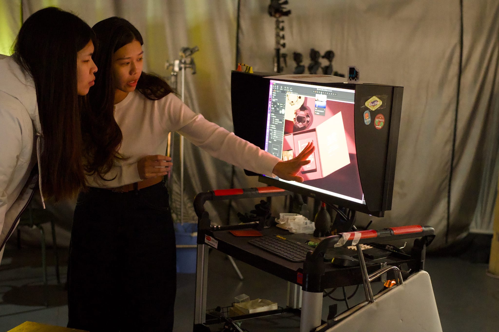 負責人透過螢幕確認構圖與光線，確保成像品質與氛圍。