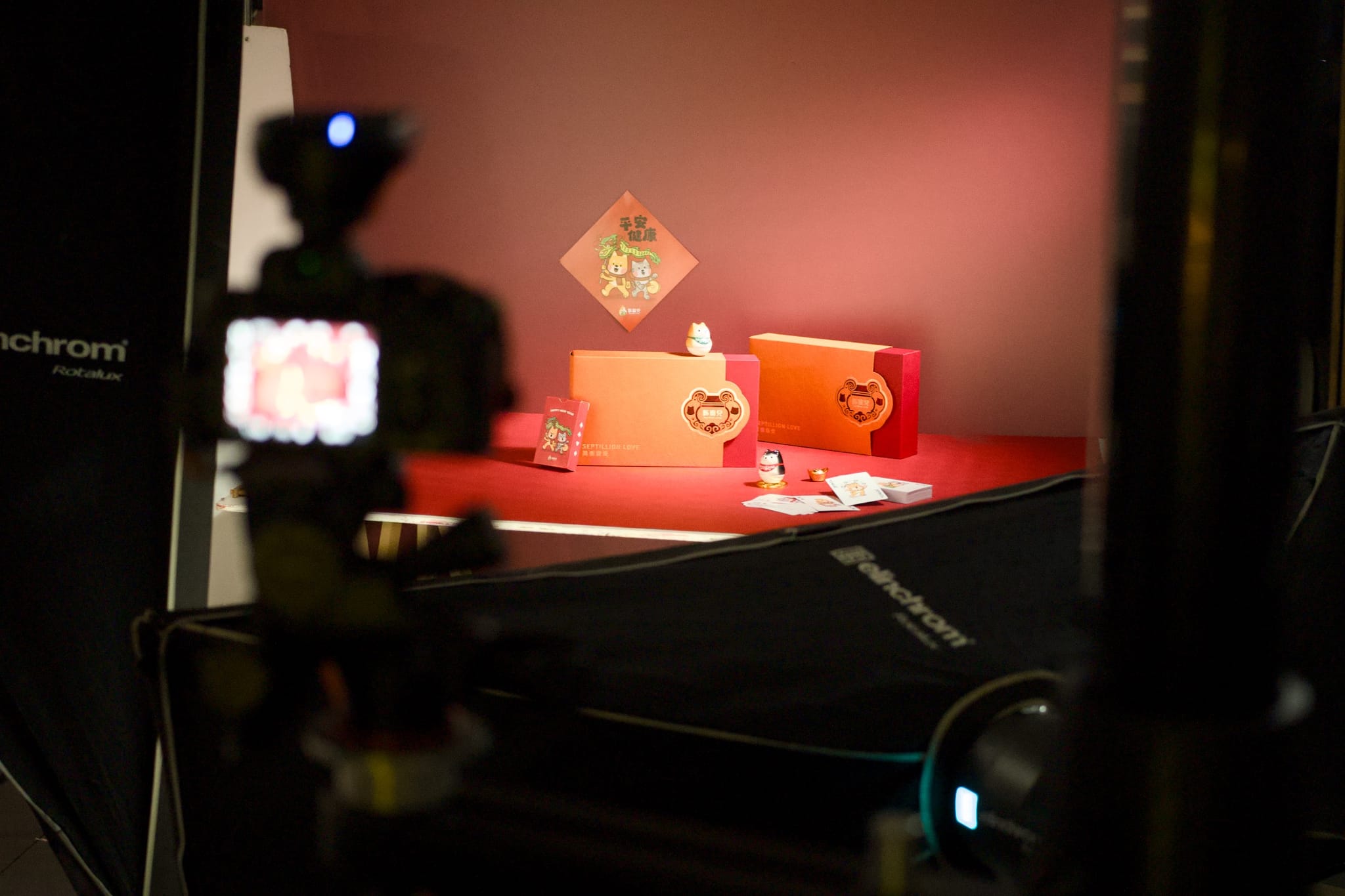 專業攝影團隊精心佈置，為新年禮盒拍攝傳達祝福寓意的畫面。