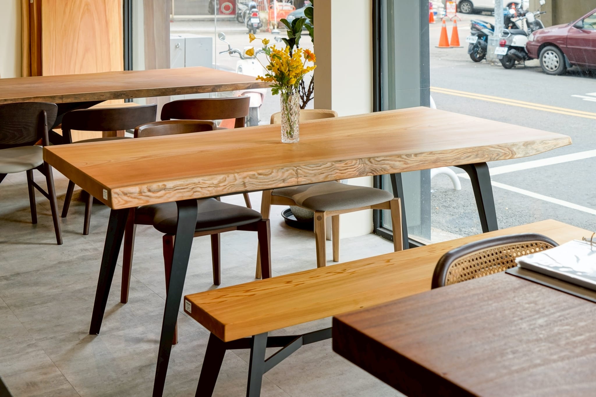 製材所耐用原木餐桌，感受木頭紋理，擺脫隔閡。